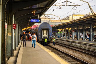 Bükreş 'teki Bükreş Kuzey Tren İstasyonu' nun (Gara de Nord Bükreş) tren peronunda tren bekleyen gezginler ve banliyö sakinleri, 2022