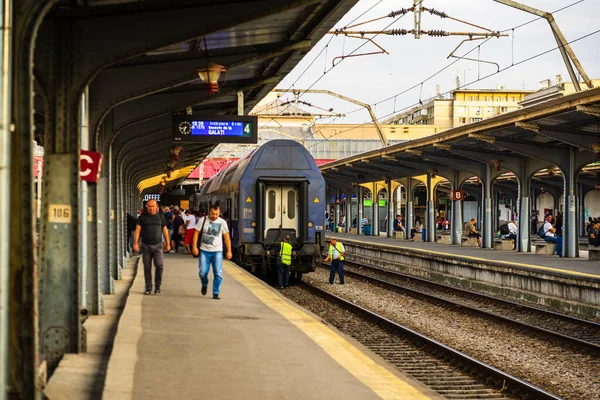 Bükreş 'teki Bükreş Kuzey Tren İstasyonu' nun (Gara de Nord Bükreş) tren peronunda tren bekleyen gezginler ve banliyö sakinleri, 2022