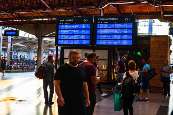 Bükreş 'teki Bükreş Kuzey Tren İstasyonu' nun (Gara de Nord Bükreş) tren peronunda tren bekleyen gezginler ve banliyö sakinleri, 2022