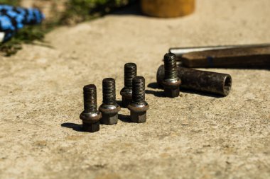 Targoviste, Romanya, 2021 'de bir garajda tekerlek değiştirmek için tekerlek cıvataları ve anahtar