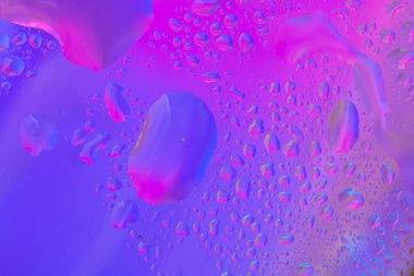 Renkli yüzeyde su damlaları olan soyut renkli arkaplan ya da arkaplan. Soyut arkaplan kavramı