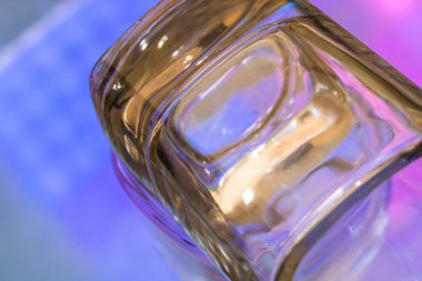 Soyut su renkli yüzeye düşer. Cam kapaklı soyut arkaplan kavramı