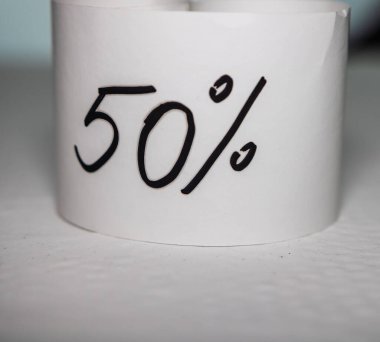 Beyaz not kağıdına elle yazılmış notlar