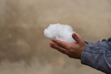 Ellerinde kar tutan bir adam