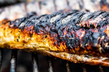 Kömür ızgarasında ızgara balık. Taze balık barbeküsü.