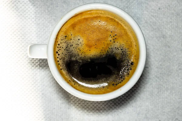 Bir fincan kahve detayı. Espresso kahvesi. Yakın çekim.