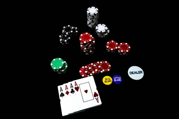 Pilha Fichas Poker Cartões Poker Fundo Preto — Fotografia de Stock