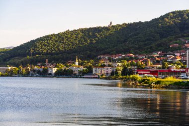 Tuna nehri ve Orsova şehir bitki örtüsü ve binaları, deniz manzarası. Orsova, Romanya, 2021