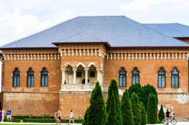 Romanya 'nın Bükreş kenti yakınlarındaki Mogosoaia Sarayı' nı ziyaret eden insanlar