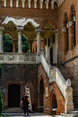 Romanya 'nın Bükreş kenti yakınlarındaki Mogosoaia Sarayı' nı ziyaret eden insanlar