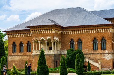 Romanya 'nın Bükreş kenti yakınlarındaki Mogosoaia Sarayı' nı ziyaret eden insanlar