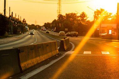 Trafiğin en yoğun olduğu saatte. Bükreş, Romanya, 2021 'de trafik sıkışıklığı, gün batımında yola çıkan arabalar