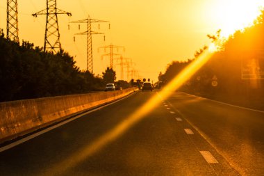Trafiğin en yoğun olduğu saatte. Bükreş, Romanya, 2021 'de trafik sıkışıklığı, gün batımında yola çıkan arabalar