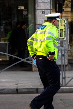 Romanya 'nın Bükreş şehir merkezinde yoğun saatlerde trafiği polis memuru ve Romanya Trafik Polisi (Politia Rutiera) yönetiyor.