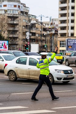 Romanya 'nın Bükreş şehir merkezinde yoğun saatlerde trafiği polis memuru ve Romanya Trafik Polisi (Politia Rutiera) yönetiyor.