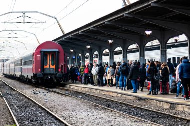 Bükreş, Romanya 'daki Bükreş (Gara de Nord Bükreş) tren istasyonunda ya da hareket halindeki tren platformunda 2022