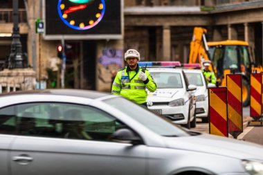 Şehrin şehir merkezinde trafik sıkışıklığında araçlar. Romanya 'nın başkenti Bükreş' te sabah akşam araba kirliliği ve trafik sıkışıklığı, 2021