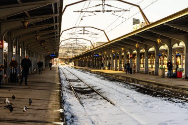 Bükreş 'teki Bükreş Kuzey Tren İstasyonu' nun (Gara de Nord Bükreş) tren peronunda tren bekleyen gezginler ve banliyö sakinleri, 2022