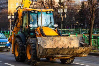 Romanya 'nın başkenti Bükreş' te trafik sıkışıklığında kazıcı, 2022