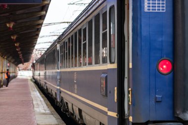 Bükreş, Romanya 'daki Bükreş (Gara de Nord Bükreş) tren istasyonunda ya da hareket halindeki tren platformunda 2022