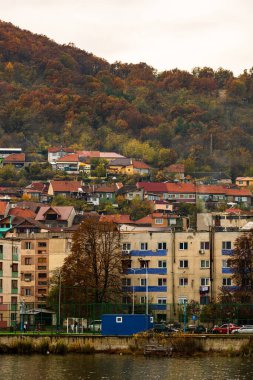 Tuna nehri ve Orsova şehir bitki örtüsü ve binaları, deniz manzarası. Orsova, Romanya, 2021