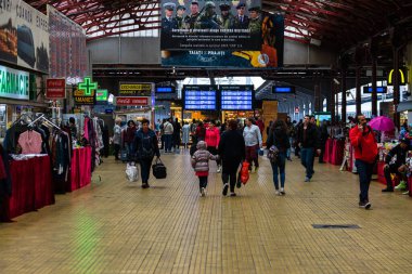 Bükreş 'teki Bükreş Kuzey Tren İstasyonu' nun (Gara de Nord Bükreş) tren peronunda tren bekleyen gezginler ve banliyö sakinleri, 2022