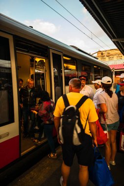 Bükreş 'teki Bükreş Kuzey Tren İstasyonu' nun (Gara de Nord Bükreş) tren peronunda tren bekleyen gezginler ve banliyö sakinleri, 2022