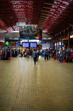 Bükreş 'teki Bükreş Kuzey Tren İstasyonu' nun (Gara de Nord Bükreş) tren peronunda tren bekleyen gezginler ve banliyö sakinleri, 2022