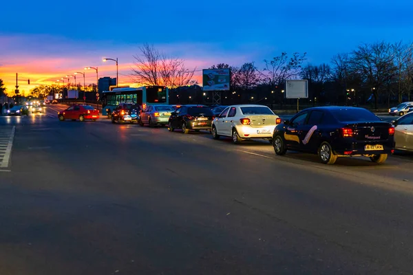 市内中心部のラッシュ時に交通量の車 車の汚染 ルーマニアの首都ブカレストでの朝と夕方の交通渋滞 2021 — ストック写真
