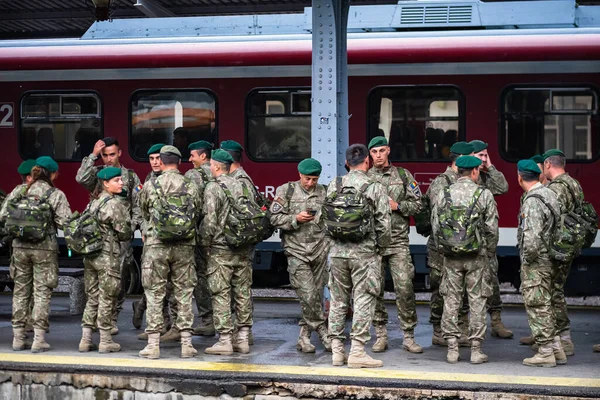 Uomo Militare Rumeno Attesa Treno Alla Stazione Ferroviaria Bucarest Romania — Foto Stock