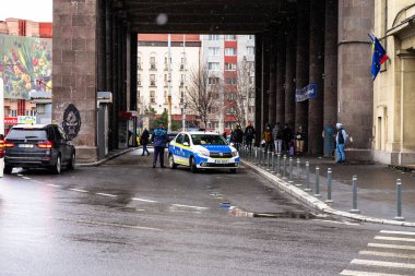 Romanya, Bükreş 'teki Kuzey Tren İstasyonu önünde polis arabası, 2022