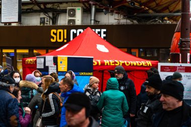 Bükreş, Romanya, 2022. Bükreş Tren İstasyonu 'ndaki (Gara de Nord) savaş mültecileri. Mülteciler Avrupa ülkelerine giderken sürekli olarak Romanya 'ya geliyorlar