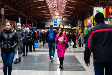 Bükreş, Romanya 'nın başkenti Bükreş' teki (Gara de Nord Bükreş) Kuzey Tren İstasyonu 'ndaki (Gara de Nord Bükreş) insanların odak noktası dışında çekilmiş fotoğrafı.