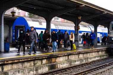 Bükreş, Romanya, 2022. Bükreş Tren İstasyonu 'ndaki (Gara de Nord) savaş mültecileri. Mülteciler Avrupa ülkelerine giderken sürekli olarak Romanya 'ya geliyorlar
