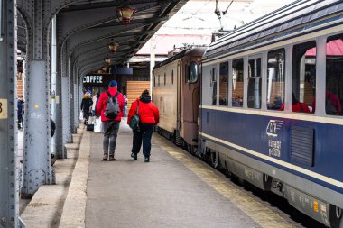 Bükreş, Romanya, 2022. Bükreş Tren İstasyonu 'ndaki (Gara de Nord) savaş mültecileri. Mülteciler Avrupa ülkelerine giderken sürekli olarak Romanya 'ya geliyorlar
