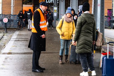 Bükreş, Romanya, 2022. Bükreş Tren İstasyonu 'ndaki (Gara de Nord) savaş mültecileri. Mülteciler Avrupa ülkelerine giderken sürekli olarak Romanya 'ya geliyorlar