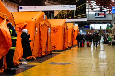 Bükreş 'teki Bükreş Kuzey Tren İstasyonu' ndaki (Gara de Nord Bükreş) Ukrayna mülteci çadırı, Romanya, 2022