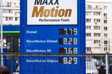 Yakıt parası. Romanya 'nın Bükreş kentindeki OMV benzin istasyonunun görüntüsü, 2022