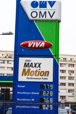 Yakıt parası. Romanya 'nın Bükreş kentindeki OMV benzin istasyonunun görüntüsü, 2022