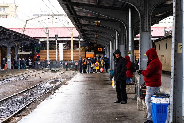 Bukarest Rumänien 2022 Krigsflyktingar Vid Järnvägsstationen Bukarest Gara Nord Flyktingar — Stockfoto