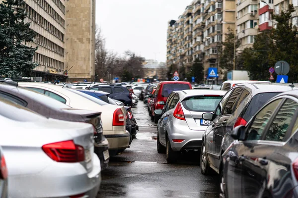 2022年罗马尼亚布加勒斯特市中心的全停车场 — 图库照片