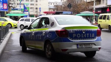 Bükreş 'teki Kuzey Tren İstasyonu önünde polis arabası var.,