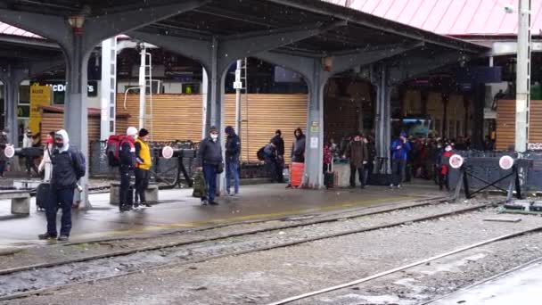 Ravelers Commuters Waiting Train Train Platform Bukurešť North Railway Station — Stock video