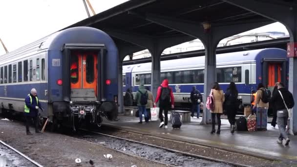 Пассажиры Пригородные Поезда Ожидании Поезда Железнодорожной Платформе Северной Железнодорожной Станции — стоковое видео