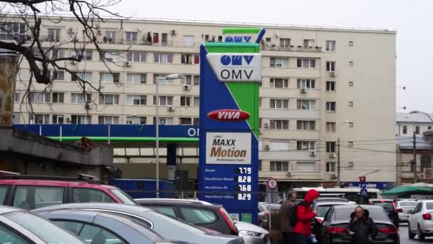 Üzemanyag Ára Omv Benzinkút Megtekintése Bukarestben — Stock videók