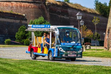 2021 'de Alba Iulia' da turist taşımak için elektrikli açık bir araba.