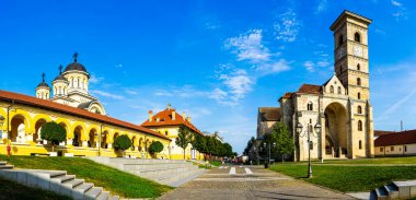 Romanya 'nın Alba Iulia kentinde güneşli bir günde Ortodoks ve Katolik katedrali manzarası