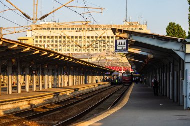 Bükreş, Romanya 'daki Bükreş Kuzey Tren İstasyonu' ndaki (Gara de Nord Bükreş) tren detayı ve tren platformu, 2021