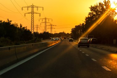 Trafiğin en yoğun olduğu saatte. Bükreş, Romanya, 2021 'de trafik sıkışıklığı, gün batımında yola çıkan arabalar