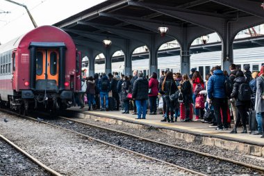 Bükreş, Romanya 'daki Bükreş (Gara de Nord Bükreş) tren istasyonunda ya da hareket halindeki tren platformunda 2022